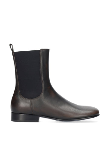 Vista lateral de los botines de piel cepillada para mujer Kendra Booties en color marrón, de caña media y con elásticos laterales para facilitar el calzado de BIBI LOU.