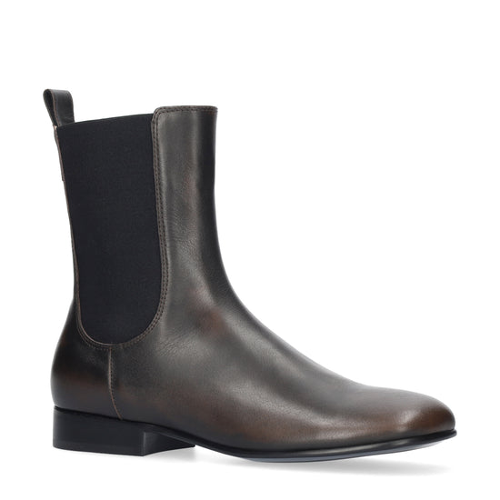Vista lateral de los botines de piel cepillada para mujer Kendra Booties en color marrón, de caña media y con elásticos laterales para facilitar el calzado de BIBI LOU.