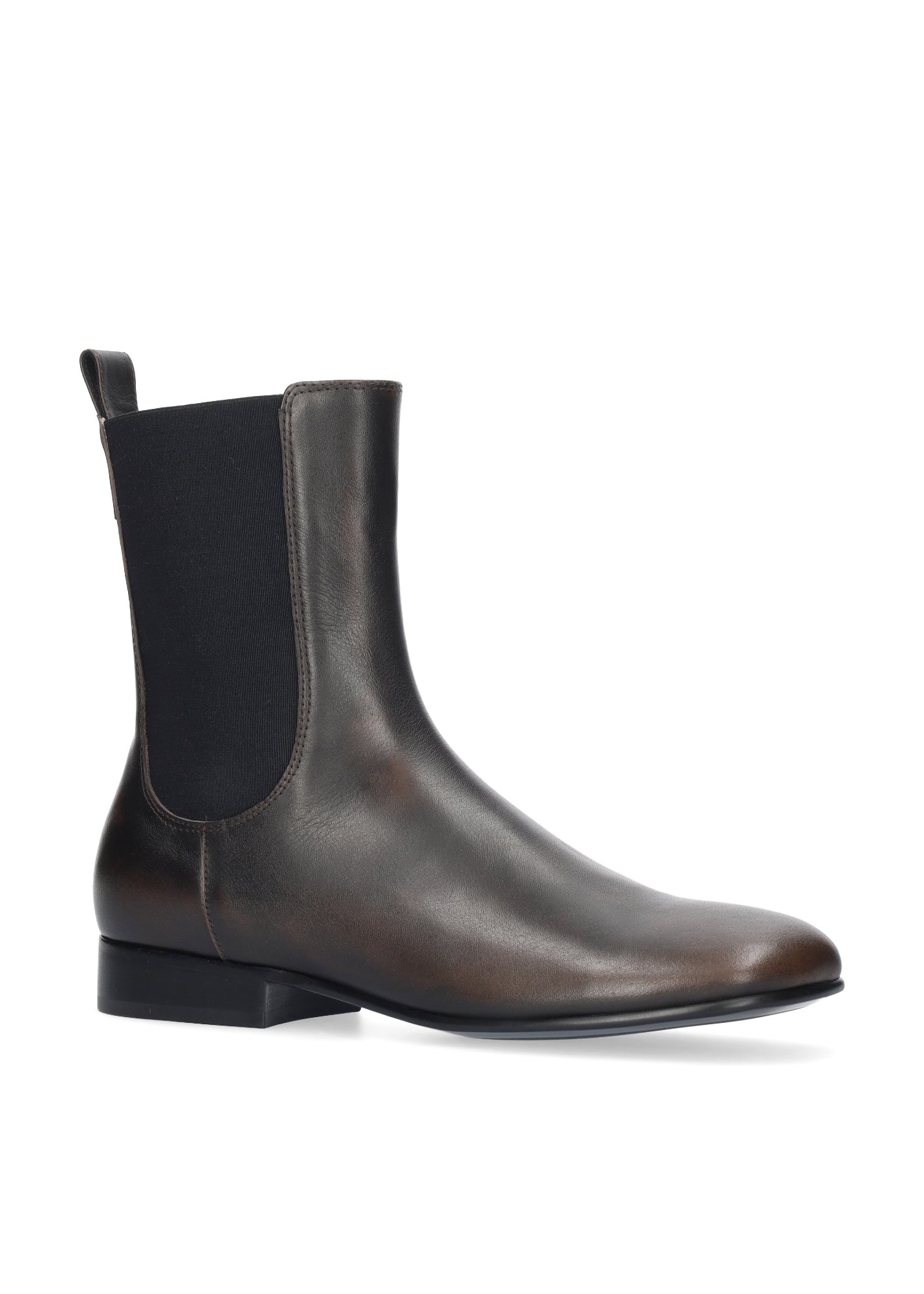 Vista lateral de los botines de piel cepillada para mujer Kendra Booties en color marrón, de caña media y con elásticos laterales para facilitar el calzado de BIBI LOU.