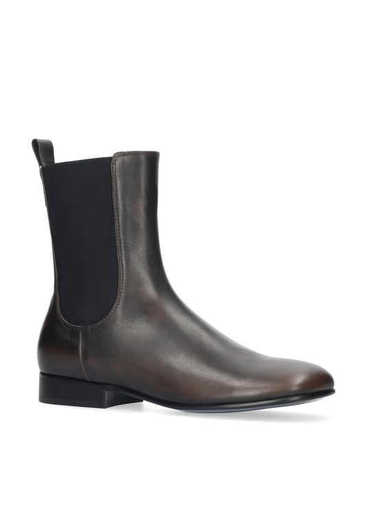 Vista lateral de los botines de piel cepillada para mujer Kendra Booties en color marrón, de caña media y con elásticos laterales para facilitar el calzado de BIBI LOU.