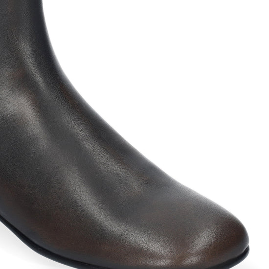 Vista lateral de los botines de piel cepillada para mujer Kendra Booties en color marrón, de caña media y con elásticos laterales para facilitar el calzado de BIBI LOU.