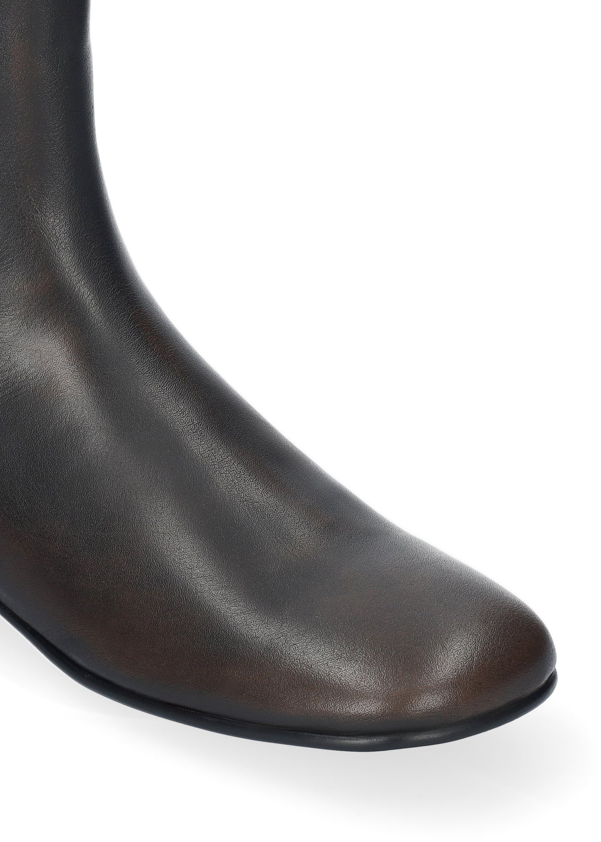 Vista lateral de los botines de piel cepillada para mujer Kendra Booties en color marrón, de caña media y con elásticos laterales para facilitar el calzado de BIBI LOU.