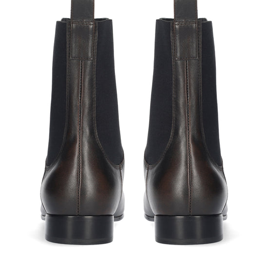 Vista lateral de los botines de piel cepillada para mujer Kendra Booties en color marrón, de caña media y con elásticos laterales para facilitar el calzado de BIBI LOU.