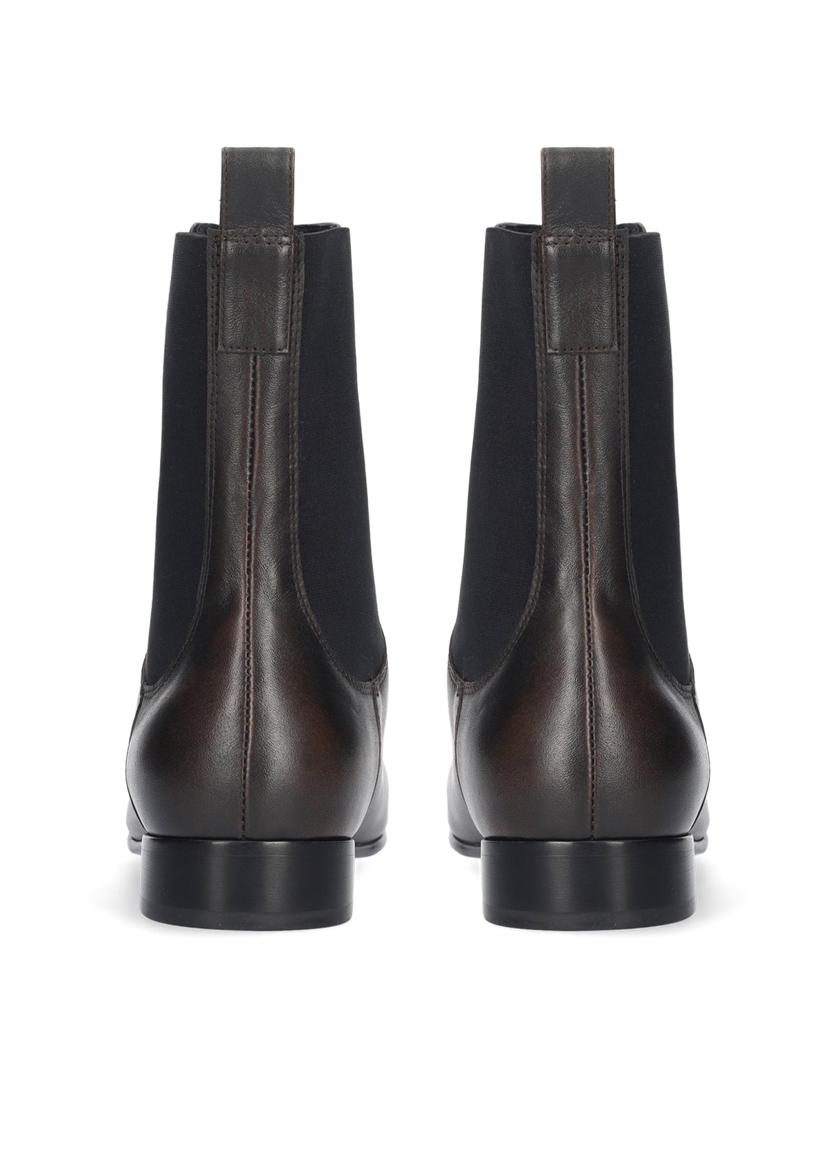 Vista lateral de los botines de piel cepillada para mujer Kendra Booties en color marrón, de caña media y con elásticos laterales para facilitar el calzado de BIBI LOU.