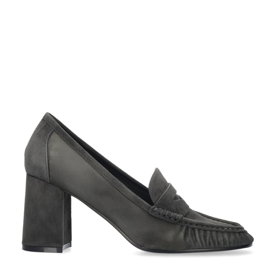 Vista lateral de los mocasines de ante para mujer Lyra Pumps 80 en color antracita, con punta redonda y tacón de bloque de 8 cm de BIBI LOU.
