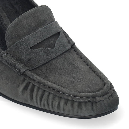 Vista lateral de los mocasines de ante para mujer Lyra Pumps 80 en color antracita, con punta redonda y tacón de bloque de 8 cm de BIBI LOU.