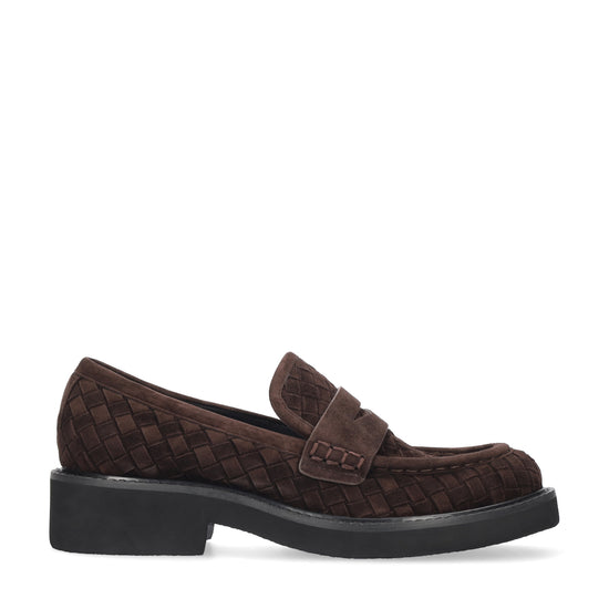 Vista lateral de los mocasines de ante trenzado para mujer Auri Loafer 40 en color marrón, con punta redonda y tacón plano de 4 cm de BIBI LOU.