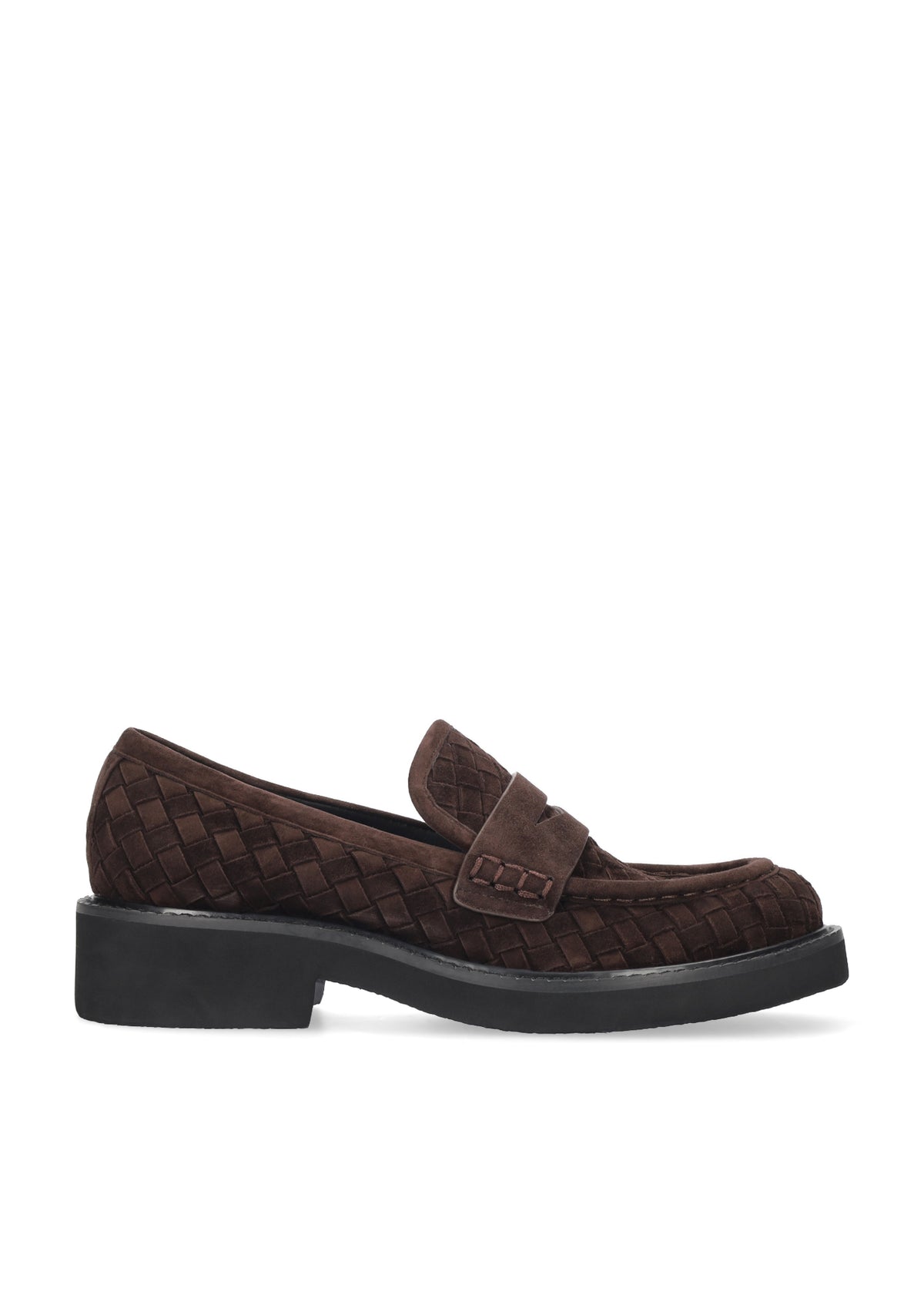Vista lateral de los mocasines de ante trenzado para mujer Auri Loafer 40 en color marrón, con punta redonda y tacón plano de 4 cm de BIBI LOU.