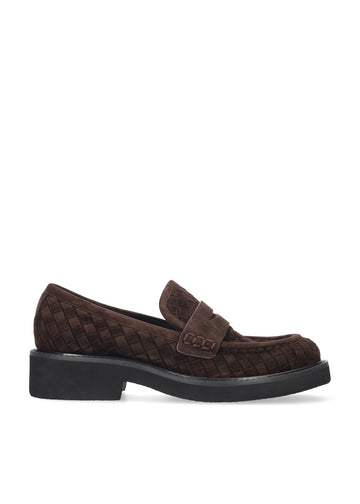 Vista lateral de los mocasines de ante trenzado para mujer Auri Loafer 40 en color marrón, con punta redonda y tacón plano de 4 cm de BIBI LOU.