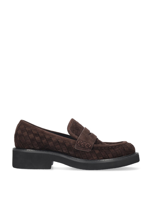 Vista lateral de los mocasines de ante trenzado para mujer Auri Loafer 40 en color marrón, con punta redonda y tacón plano de 4 cm de BIBI LOU.