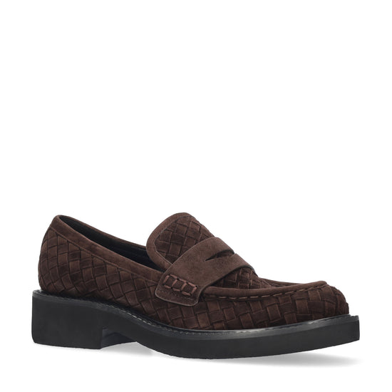 Vista lateral de los mocasines de ante trenzado para mujer Auri Loafer 40 en color marrón, con punta redonda y tacón plano de 4 cm de BIBI LOU.