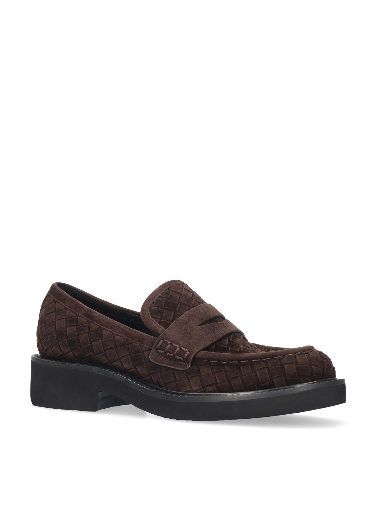 Vista lateral de los mocasines de ante trenzado para mujer Auri Loafer 40 en color marrón, con punta redonda y tacón plano de 4 cm de BIBI LOU.