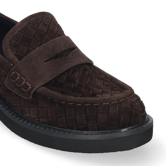 Vista lateral de los mocasines de ante trenzado para mujer Auri Loafer 40 en color marrón, con punta redonda y tacón plano de 4 cm de BIBI LOU.