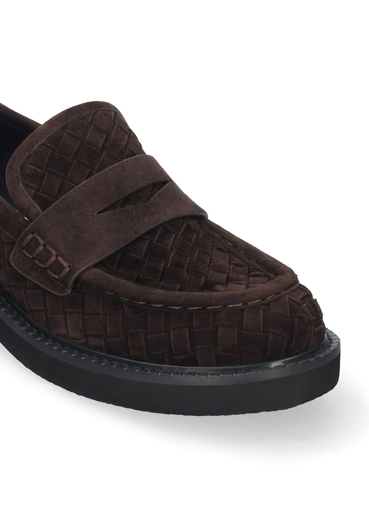 Vista lateral de los mocasines de ante trenzado para mujer Auri Loafer 40 en color marrón, con punta redonda y tacón plano de 4 cm de BIBI LOU.