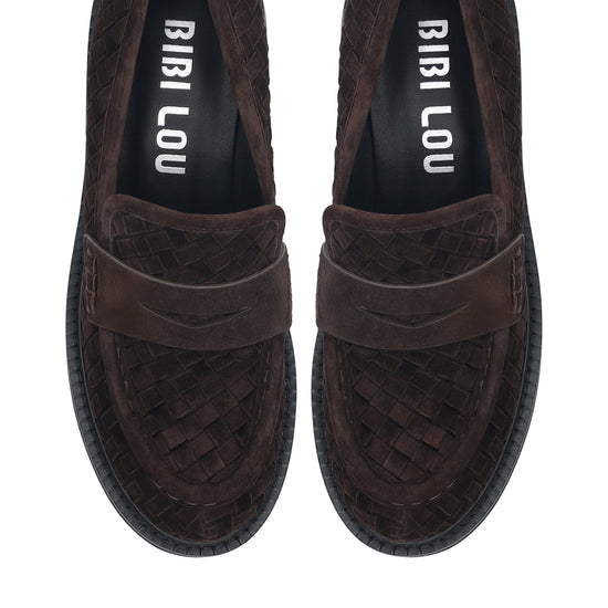 Vista lateral de los mocasines de ante trenzado para mujer Auri Loafer 40 en color marrón, con punta redonda y tacón plano de 4 cm de BIBI LOU.
