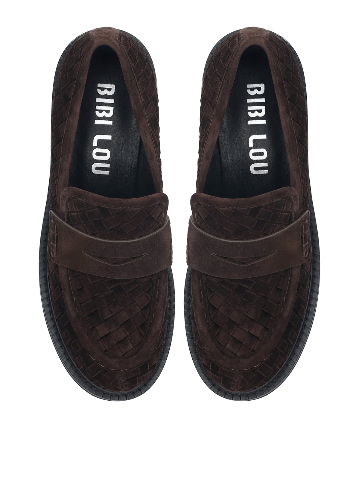 Vista lateral de los mocasines de ante trenzado para mujer Auri Loafer 40 en color marrón, con punta redonda y tacón plano de 4 cm de BIBI LOU.