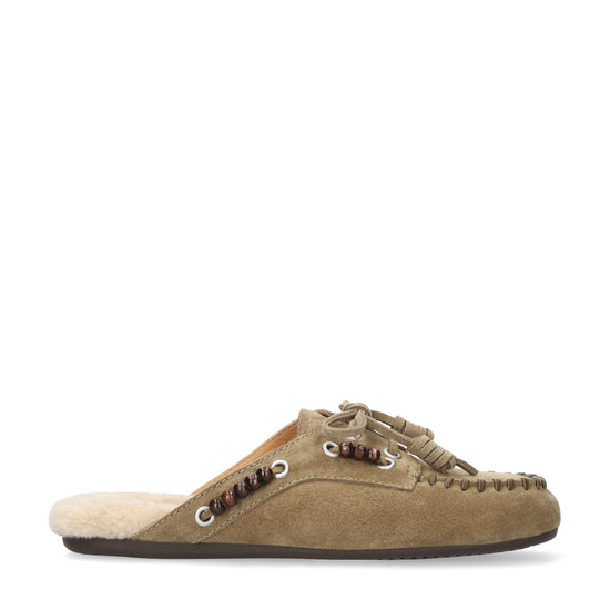 Vista lateral de los mocasines de serraje para mujer Violetta Loafer en color verde oliva de BIBI LOU.