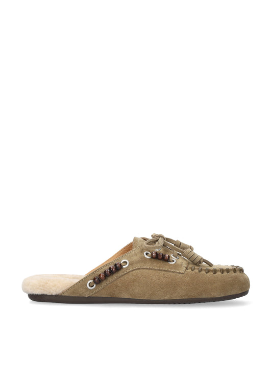 Vista lateral de los mocasines de serraje para mujer Violetta Loafer en color verde oliva de BIBI LOU.