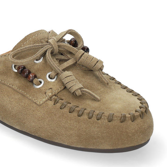 Vista lateral de los mocasines de serraje para mujer Violetta Loafer en color verde oliva de BIBI LOU.