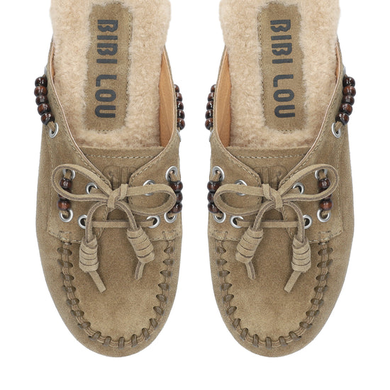 Vista lateral de los mocasines de serraje para mujer Violetta Loafer en color verde oliva de BIBI LOU.