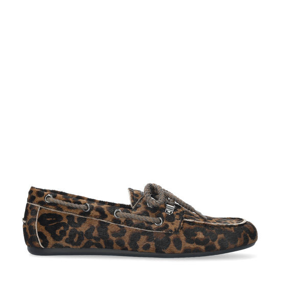 Vista lateral de los mocasines de piel con pelo y estampado de leopardo para mujer Tana Loafer, con punta redonda, cordones y tacón plano de BIBI LOU.