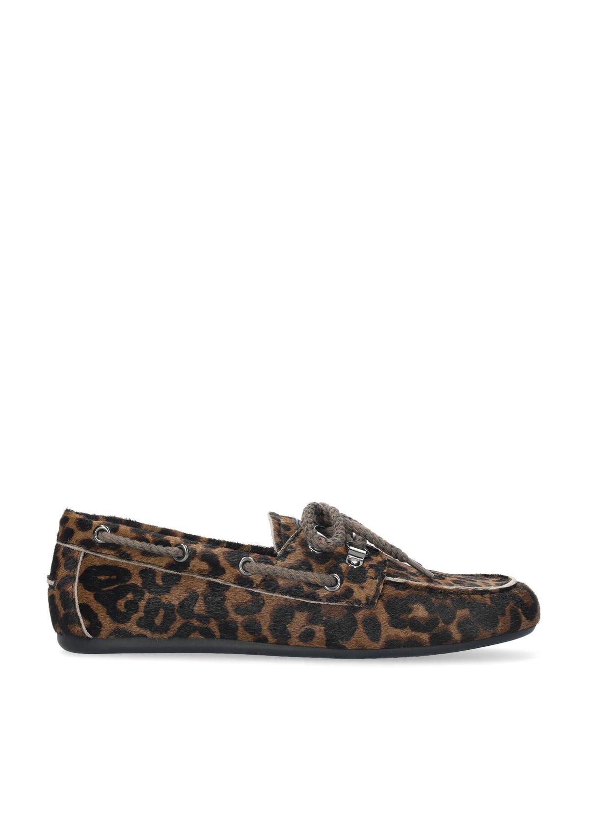 Vista lateral de los mocasines de piel con pelo y estampado de leopardo para mujer Tana Loafer, con punta redonda, cordones y tacón plano de BIBI LOU.