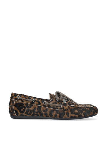 Vista lateral de los mocasines de piel con pelo y estampado de leopardo para mujer Tana Loafer, con punta redonda, cordones y tacón plano de BIBI LOU.