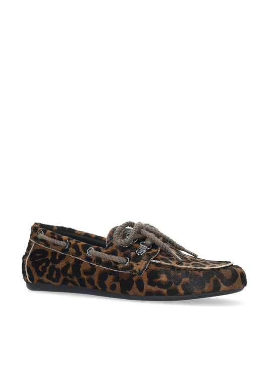 Vista lateral de los mocasines de piel con pelo y estampado de leopardo para mujer Tana Loafer, con punta redonda, cordones y tacón plano de BIBI LOU.