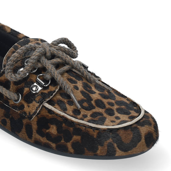 Vista lateral de los mocasines de piel con pelo y estampado de leopardo para mujer Tana Loafer, con punta redonda, cordones y tacón plano de BIBI LOU.