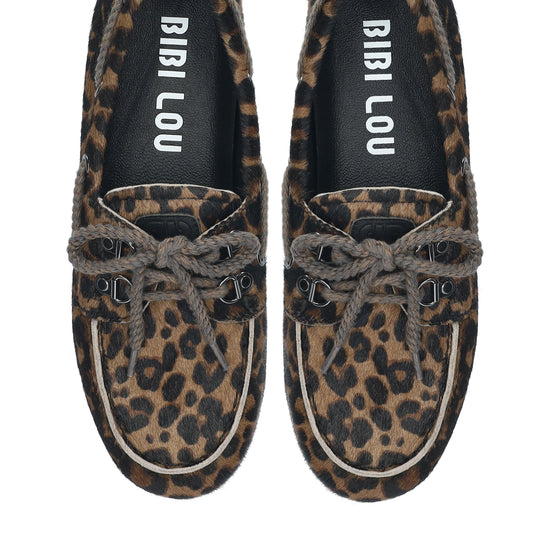 Vista lateral de los mocasines de piel con pelo y estampado de leopardo para mujer Tana Loafer, con punta redonda, cordones y tacón plano de BIBI LOU.