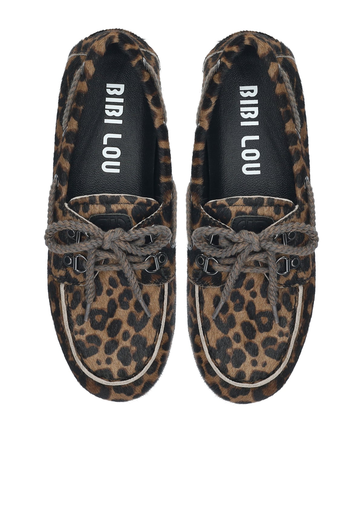 Vista lateral de los mocasines de piel con pelo y estampado de leopardo para mujer Tana Loafer, con punta redonda, cordones y tacón plano de BIBI LOU.