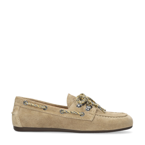 Vista lateral de los mocasines de serraje para mujer Tana Loafer en color arena con cordón multicolor de BIBI LOU.