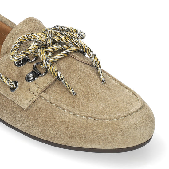 Vista lateral de los mocasines de serraje para mujer Tana Loafer en color arena con cordón multicolor de BIBI LOU.