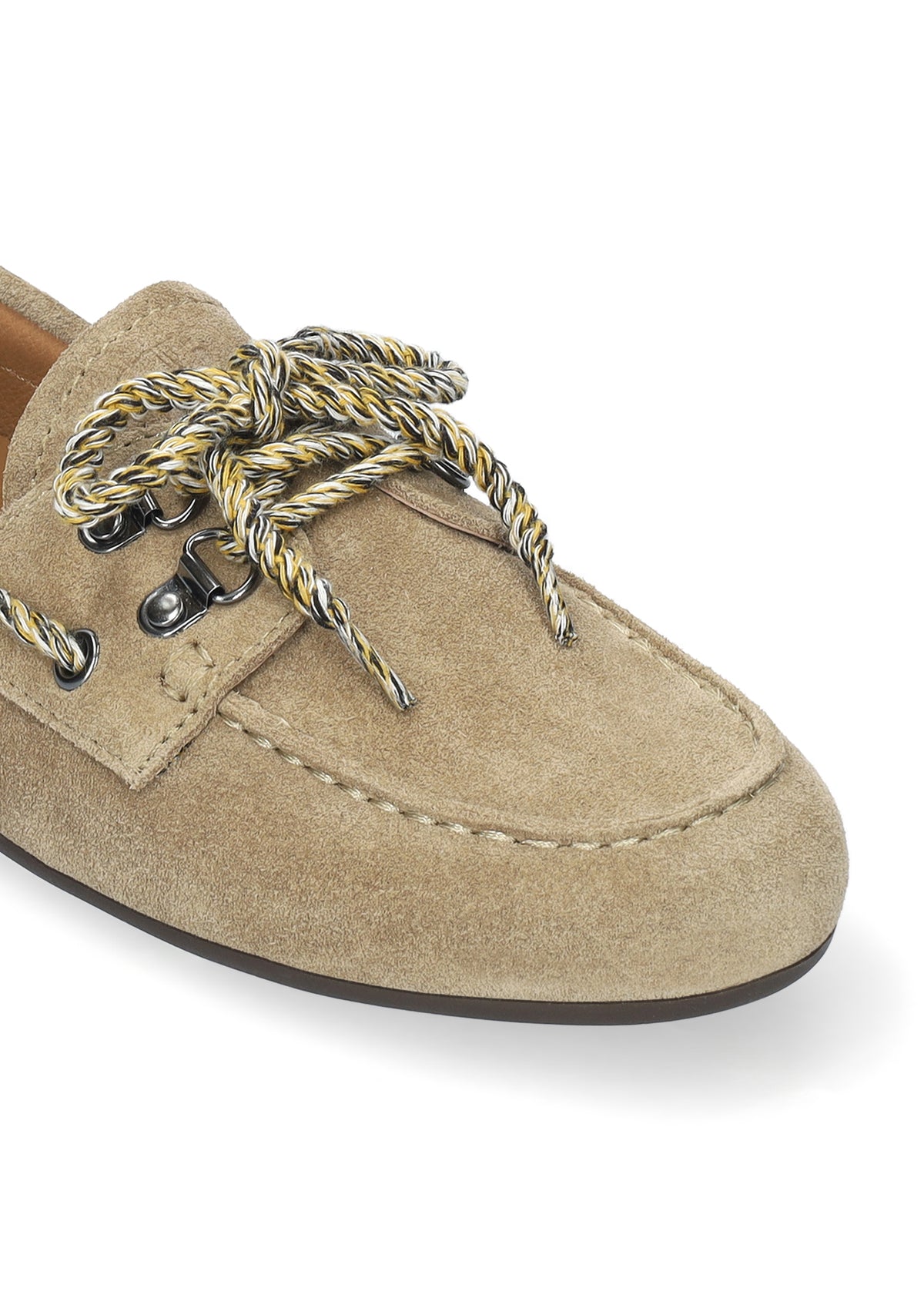 Vista lateral de los mocasines de serraje para mujer Tana Loafer en color arena con cordón multicolor de BIBI LOU.