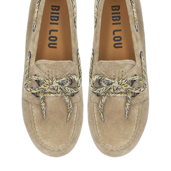 Vista lateral de los mocasines de serraje para mujer Tana Loafer en color arena con cordón multicolor de BIBI LOU.