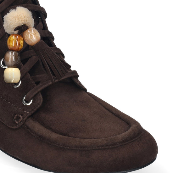 Vista lateral de los botines de ante para mujer Sand Bootie en color marrón, de caña baja, punta redonda, cordones estilo náutico y tacón plano de 1 cm de BIBI LOU.