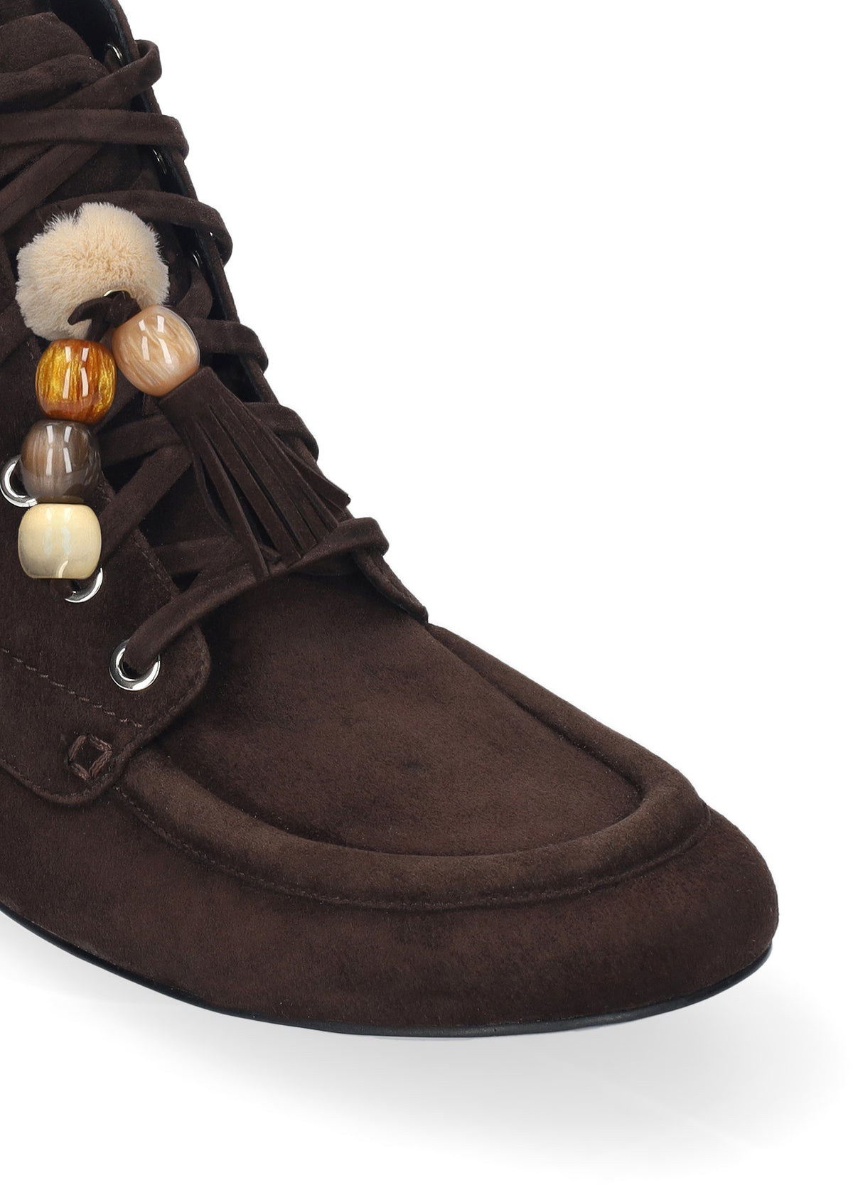 Vista lateral de los botines de ante para mujer Sand Bootie en color marrón, de caña baja, punta redonda, cordones estilo náutico y tacón plano de 1 cm de BIBI LOU.