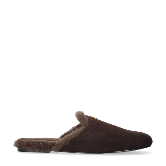 Vista lateral de los mocasines mule de ante para mujer Maranta Mules en color marrón, con forro de borreguito, punta redonda y tacón plano de 0,5 cm de BIBI LOU.