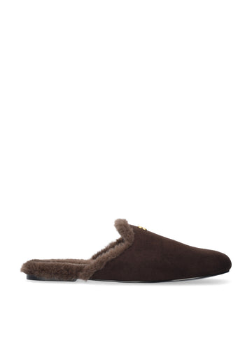 Vista lateral de los mocasines mule de ante para mujer Maranta Mules en color marrón, con forro de borreguito, punta redonda y tacón plano de 0,5 cm de BIBI LOU.
