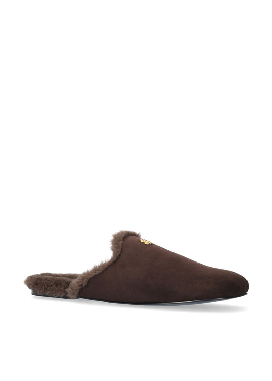 Vista lateral de los mocasines mule de ante para mujer Maranta Mules en color marrón, con forro de borreguito, punta redonda y tacón plano de 0,5 cm de BIBI LOU.