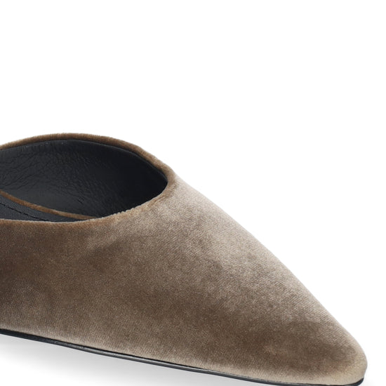 Vista lateral de los zapatos de salón de terciopelo para mujer Arlette Pumps 35 en color taupe de BIBI LOU.