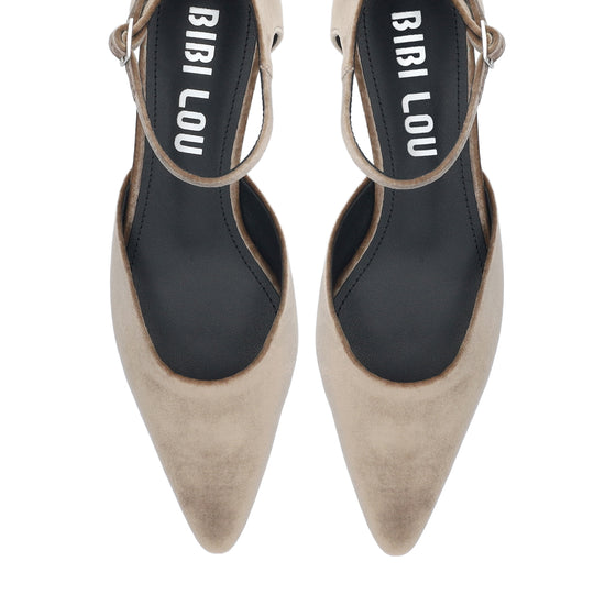 Vista lateral de los zapatos de salón de terciopelo para mujer Arlette Pumps 35 en color taupe de BIBI LOU.