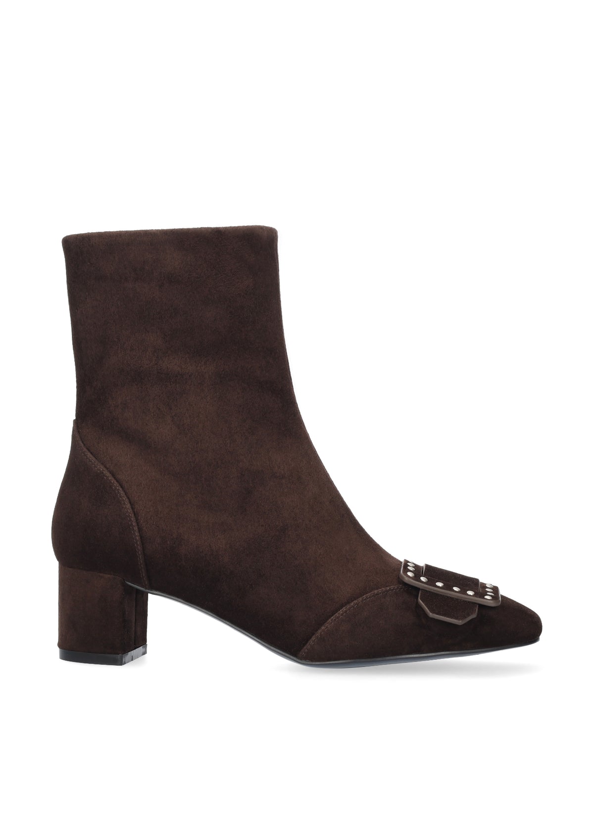 Vista lateral de los botines de ante para mujer Altair Booties 50 en color marrón, de caña media, punta cuadrada, adorno con tachas y tacón de bloque de 5 cm de BIBI LOU.