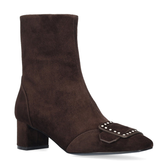 Vista lateral de los botines de ante para mujer Altair Booties 50 en color marrón, de caña media, punta cuadrada, adorno con tachas y tacón de bloque de 5 cm de BIBI LOU.