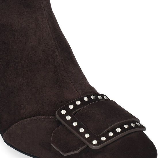 Vista lateral de los botines de ante para mujer Altair Booties 50 en color marrón, de caña media, punta cuadrada, adorno con tachas y tacón de bloque de 5 cm de BIBI LOU.