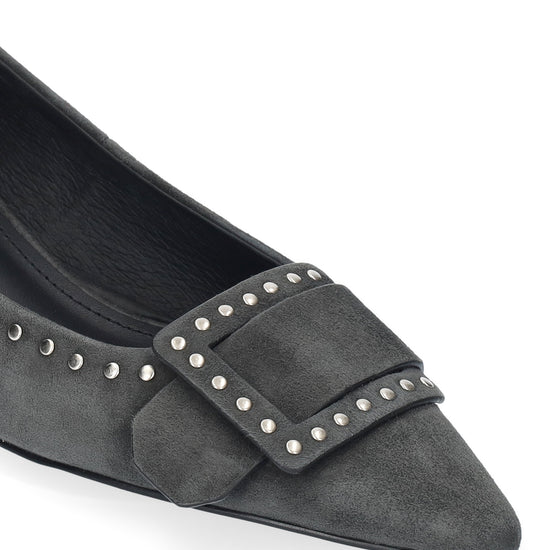 Vista lateral de los zapatos de salón de ante para mujer Altair Pumps 35 en color antracita, con punta afilada, adorno con tachas y tacón de aguja de 3,5 cm de BIBI LOU.