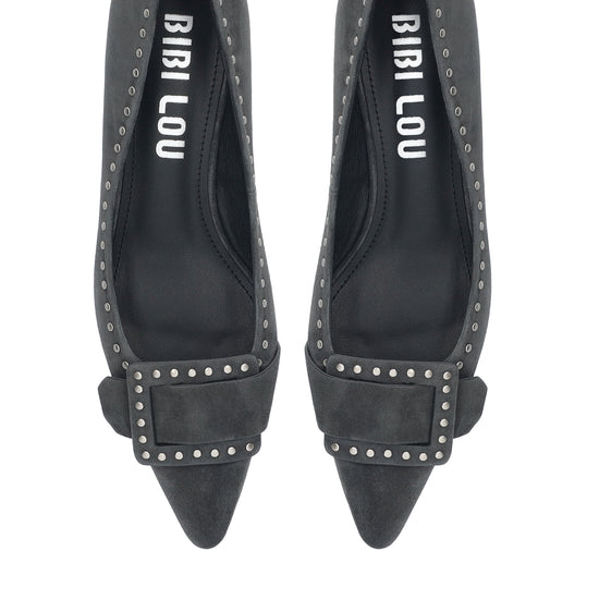 Vista lateral de los zapatos de salón de ante para mujer Altair Pumps 35 en color antracita, con punta afilada, adorno con tachas y tacón de aguja de 3,5 cm de BIBI LOU.