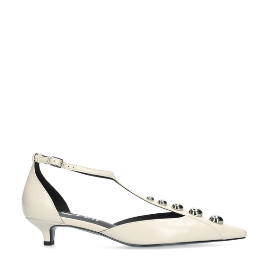 Vista lateral de los zapatos de salón de piel arrugada para mujer Carinna Pumps 35 en color off white, con punta afilada, tachas y tacón de aguja de 3,5 cm de BIBI LOU.