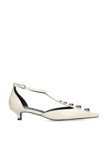 Vista lateral de los zapatos de salón de piel arrugada para mujer Carinna Pumps 35 en color off white, con punta afilada, tachas y tacón de aguja de 3,5 cm de BIBI LOU.