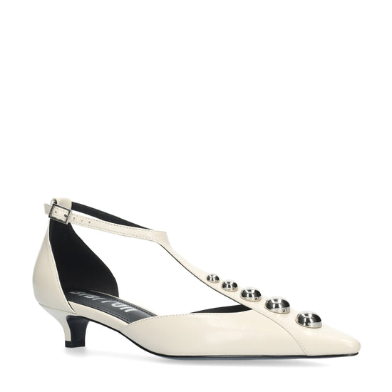 Vista lateral de los zapatos de salón de piel arrugada para mujer Carinna Pumps 35 en color off white, con punta afilada, tachas y tacón de aguja de 3,5 cm de BIBI LOU.